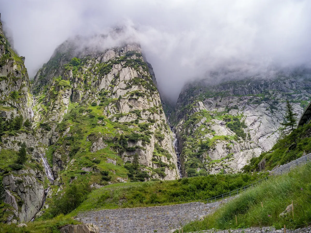 Felsen und Wasserfälle an der Gotthardstrasse Kanton Uri