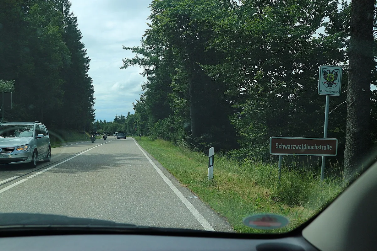 Schwarzwaldhochstraße aus Sicht eines Beifahrers im KFZ 07 2017