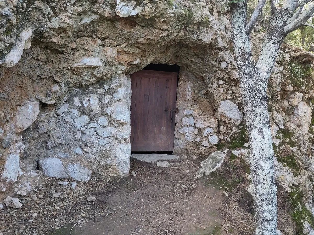 Valldemossa. Cova del Beat Ramon. Exterior
