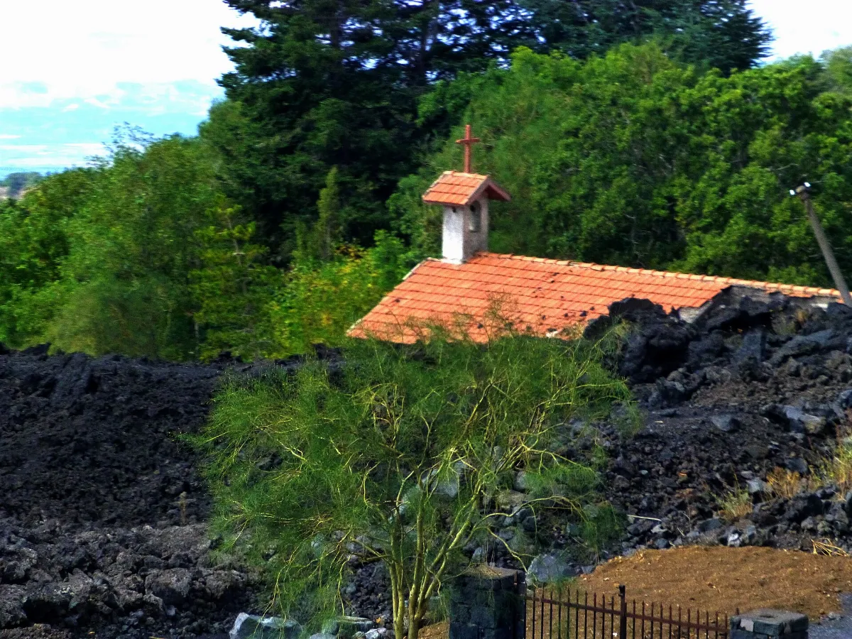 Ätna – unter der Lava versunkene Kapelle - panoramio