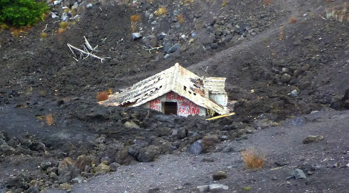 Ätna – versunkenes Haus an der Straße zum Ätna - panoramio (1)