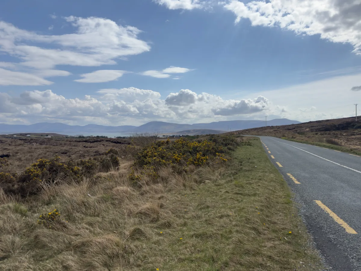 Slight left bend ahead - geograph.org.uk - 8303955
