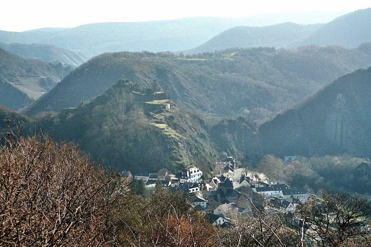 Altenahr, Blick zum Ort und zur Burg Are