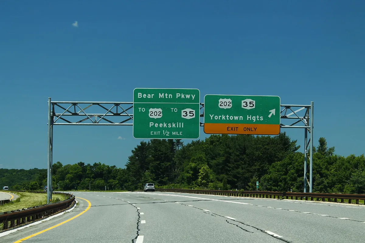TSPnRoad-Exit-US202-NY35 (39583022585)