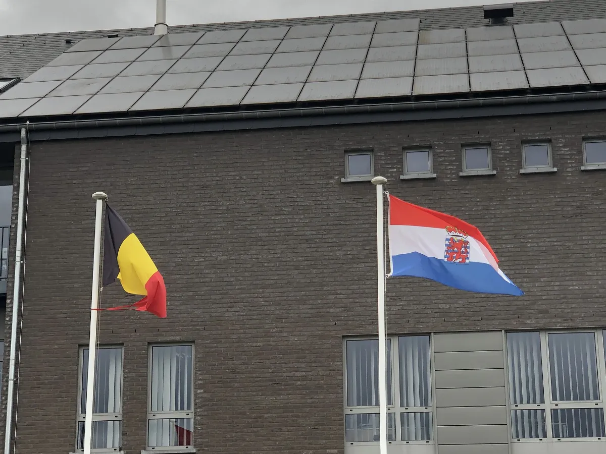 Drapeaux de la province de Luxembourg et de la Belgique