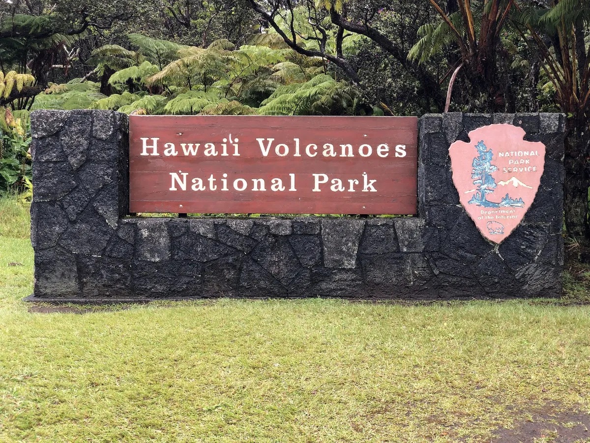 2021-10-09 12 25 29 Entrance sign for Hawaii Volcanoes National Park along southwestbound Hawaii State Route 11 (Hawaii Belt Road) in Hawaii County, Hawaii