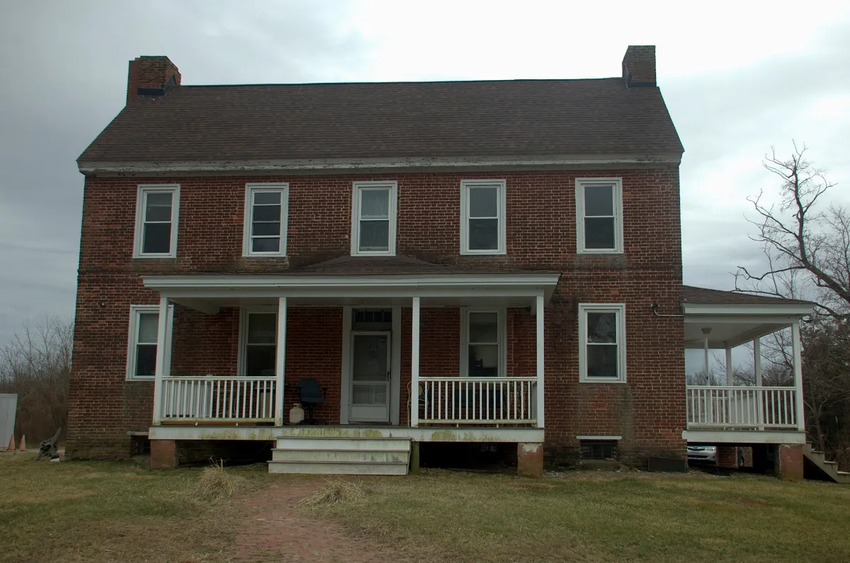 Short's Landing Hotel Front View