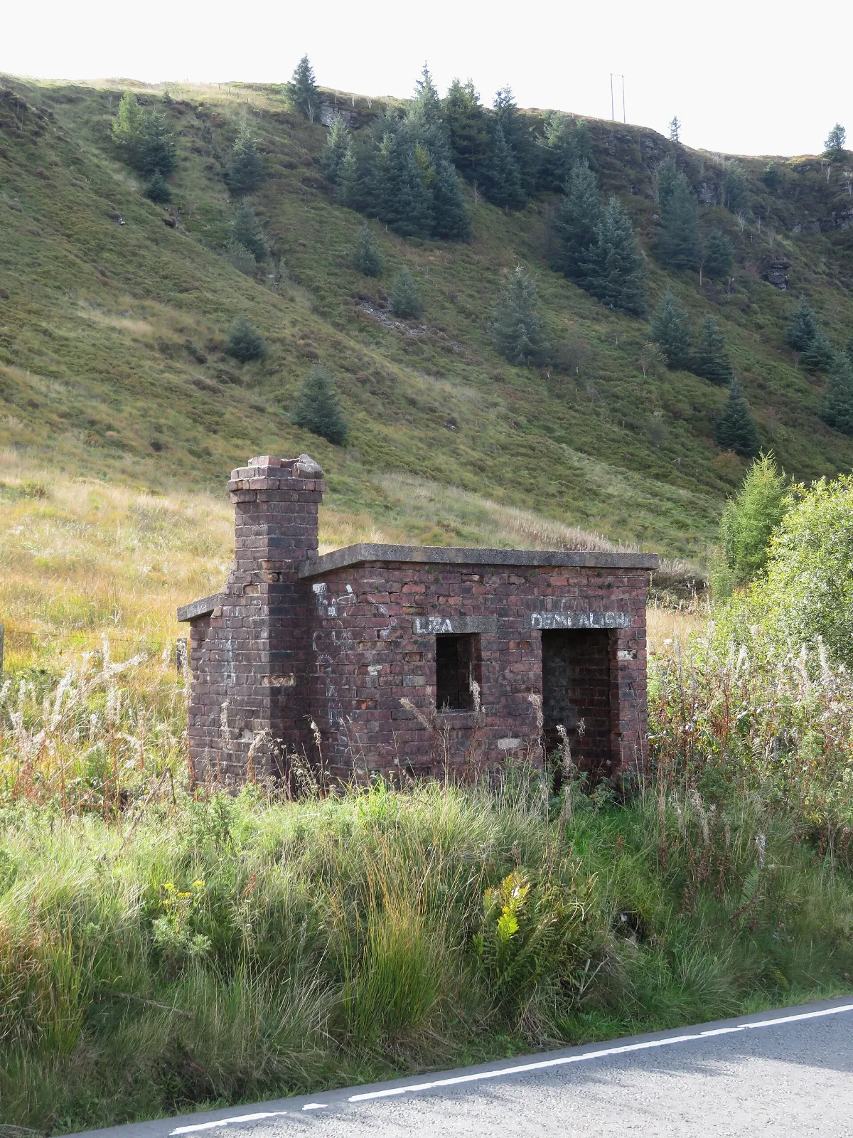 Small hut beside the A4061 Rhigos Mountain Road - geograph.org.uk - 5932295