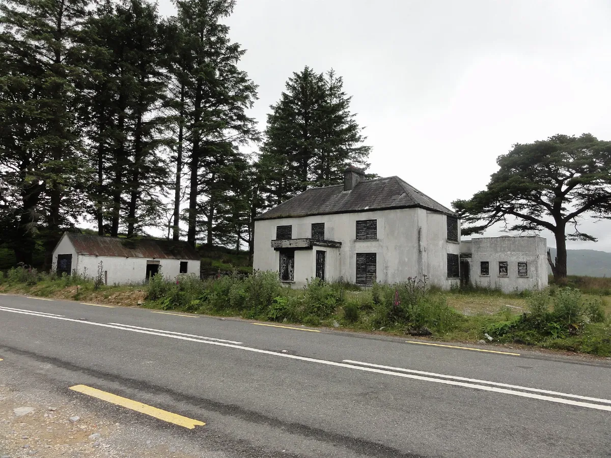 Abandoned Building - geograph.org.uk - 4550208