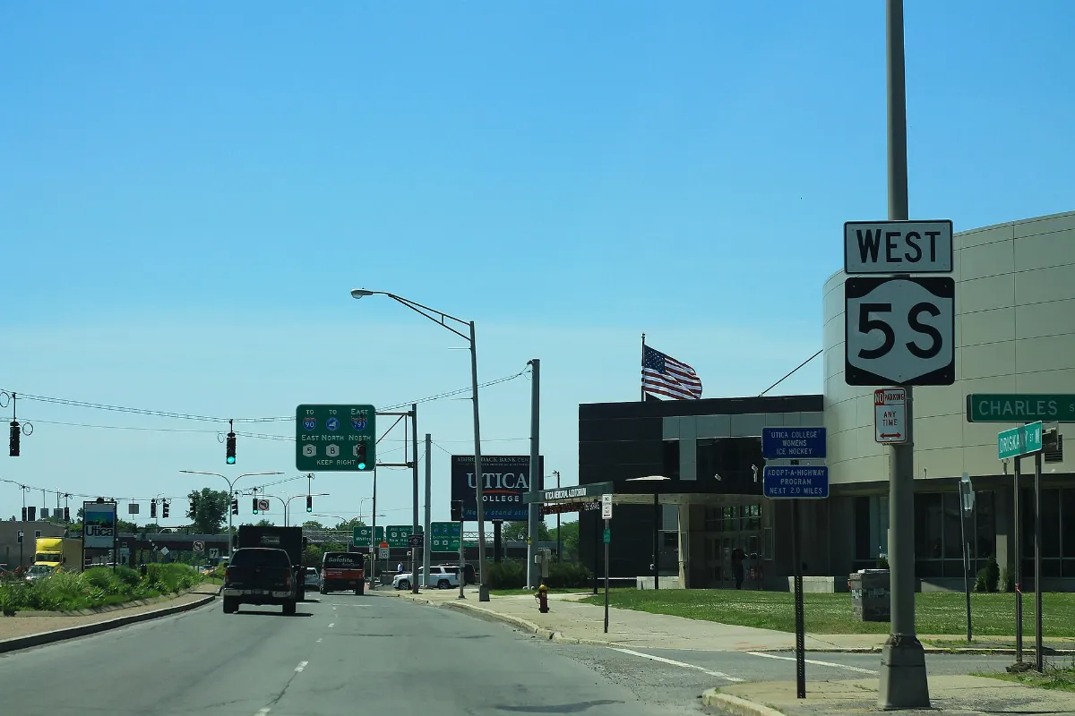 NY5S West Sign - Utica (42088587114)