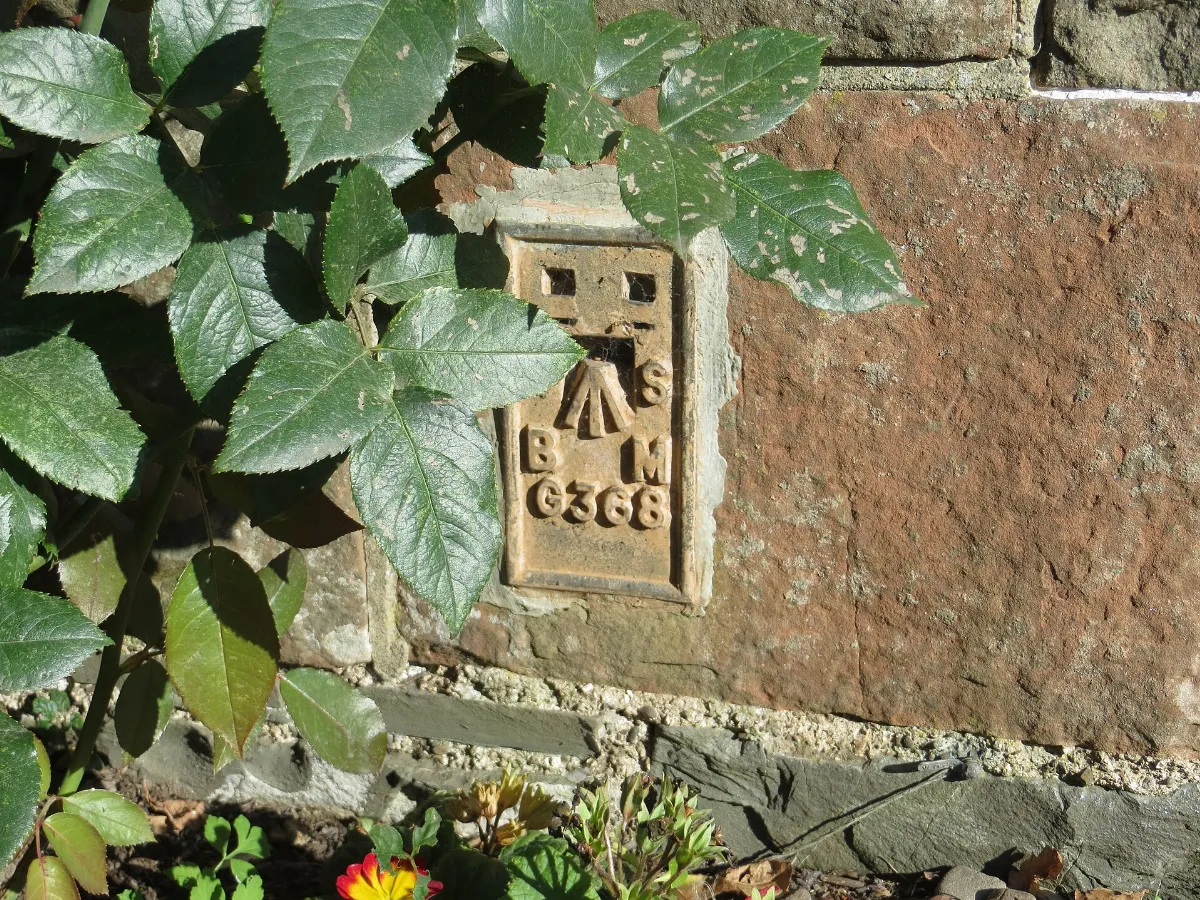 Ordnance Survey Flush Bracket G368 - geograph.org.uk - 4774380