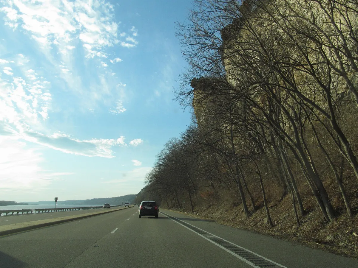 Illinois Route 100 along great river road