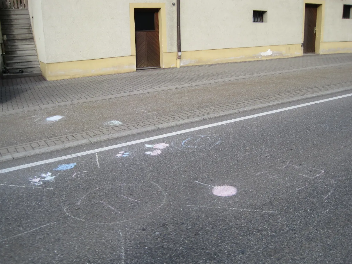 Kreidezeichnungen auf der B31