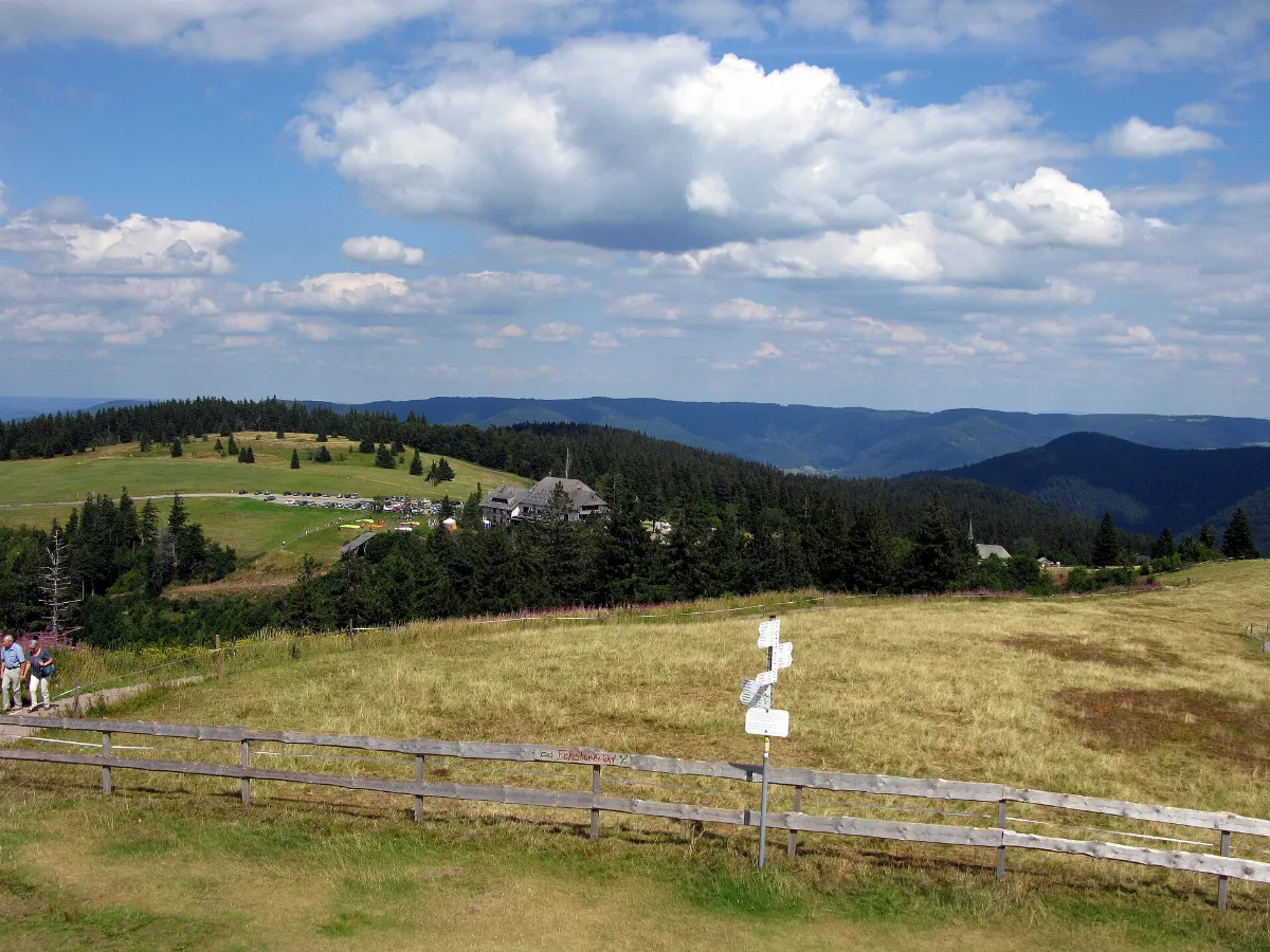 Blick von der Kandelpyramide auf Parkplatz mit Kandelrasthaus und Kandelkapelle