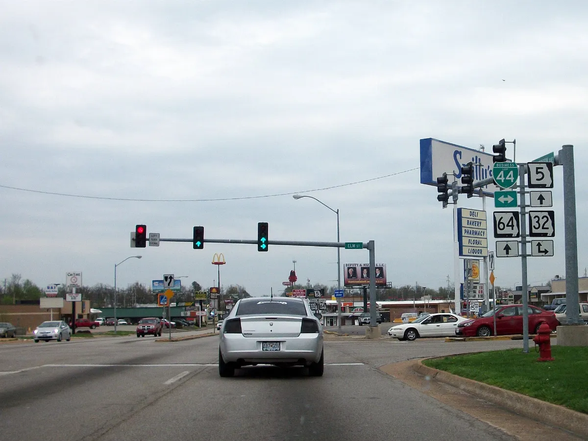 BL-44, Route 5, Route 32, Route 64 run together in Lebanon, MO