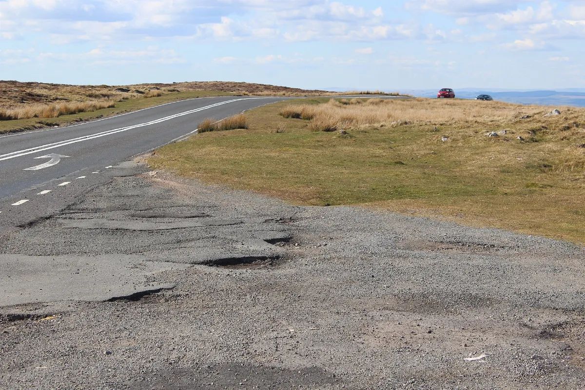 B4560 road across Mynydd Llangatock - geograph.org.uk - 6820383