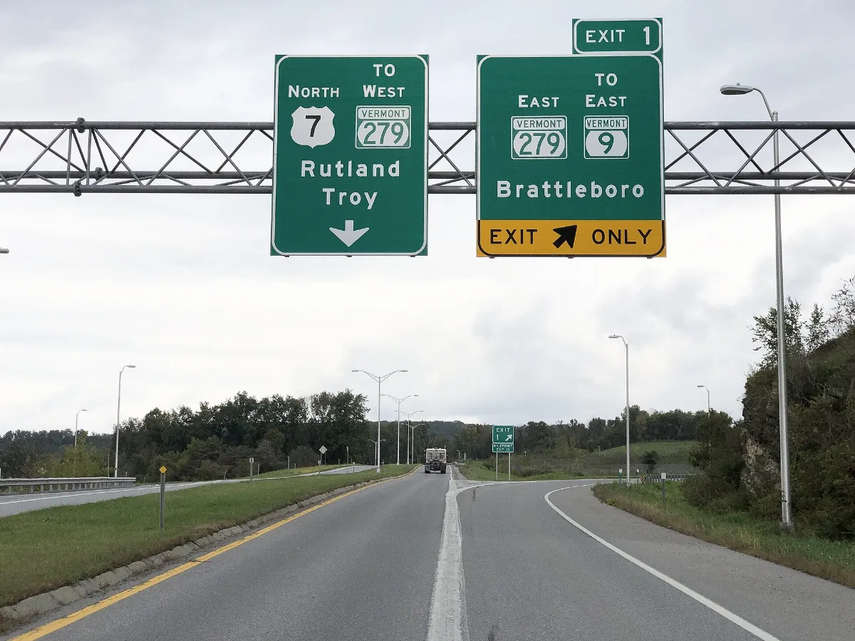 2021-09-28 14 08 07 View north along U.S. Route 7 at Exit 1 (Vermont State Route 279 EAST, TO Vermont State Route 9 EAST, Brattleboro) in Bennington, Bennington County, Vermont