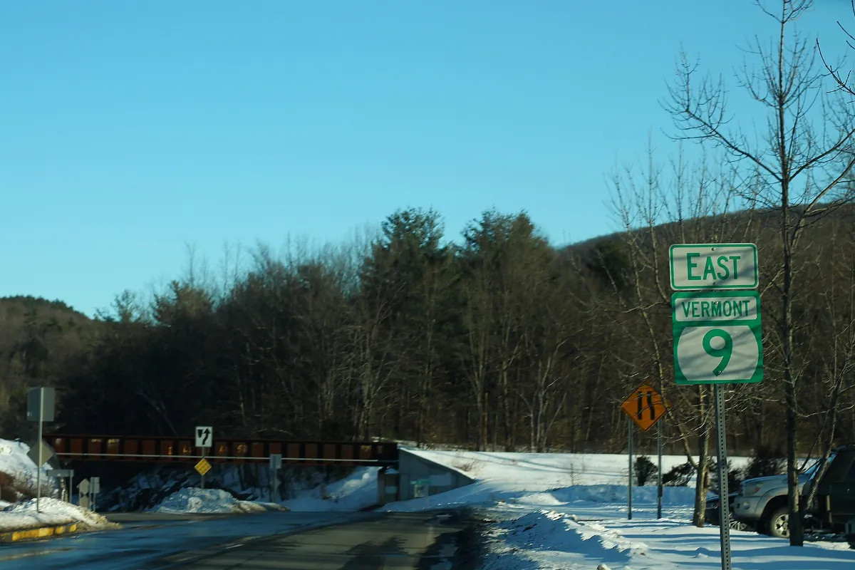 VT9 East Sign (29105130497)