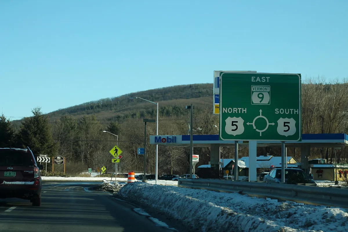 VT9 East - US5 Roundabout - Brattleboro (42233055310)