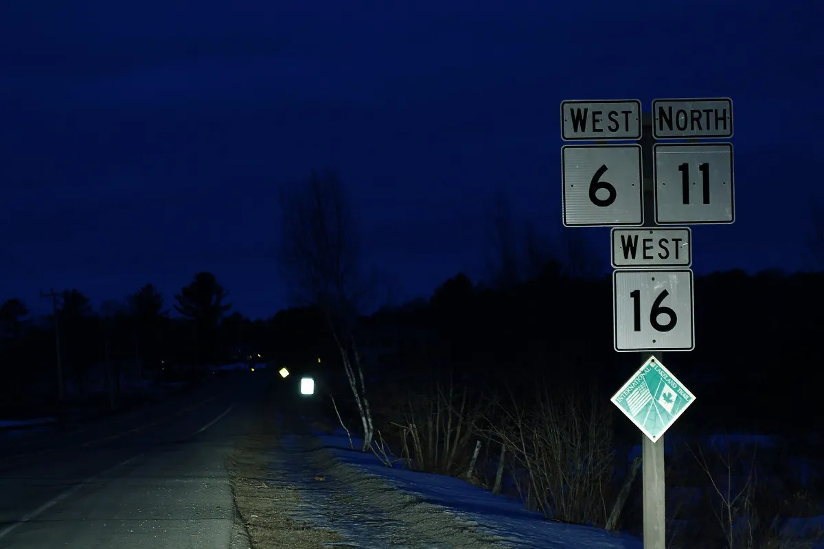 ME16wME6wME11nSignsRoadside-Evening (35145755611)