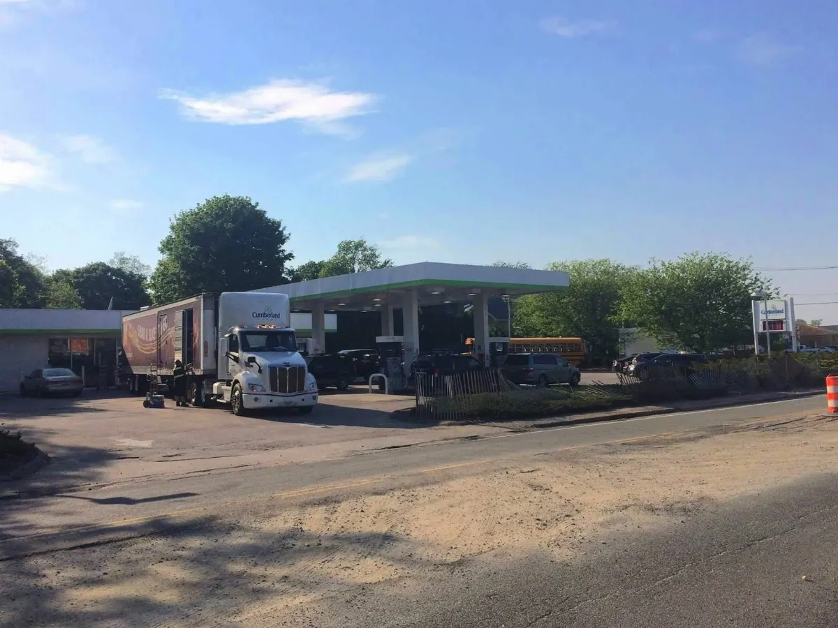 20180525 - 38 - Portsmouth, RI - "Cumberland Farms and the Truck That Was In the Way"