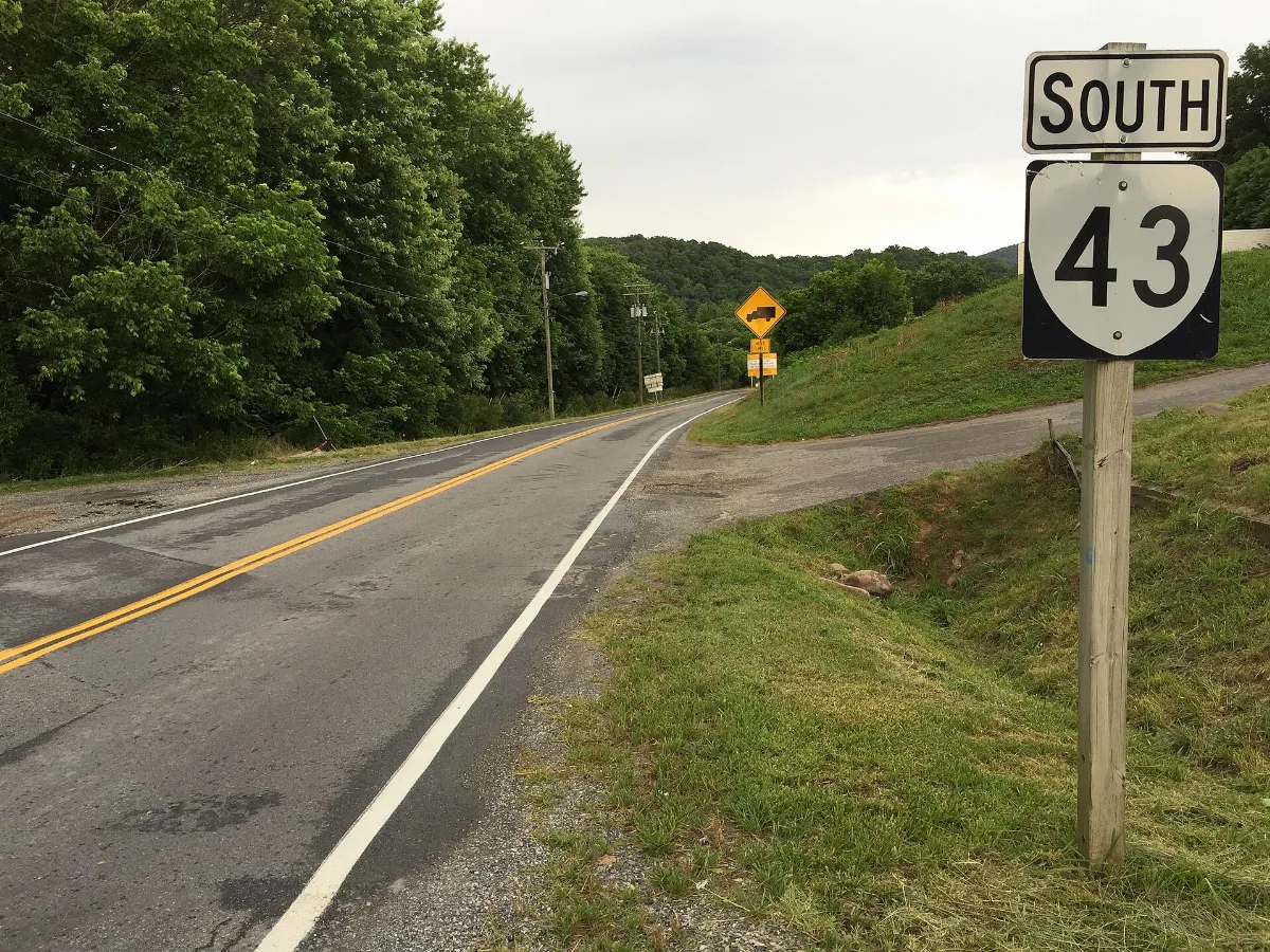 2017-06-13 16 48 50 View south along Virginia State Route 43 (Parkway Drive) at Bridge Street (Virginia State Secondary Route 1315) in Buchanan, Botetourt County, Virginia