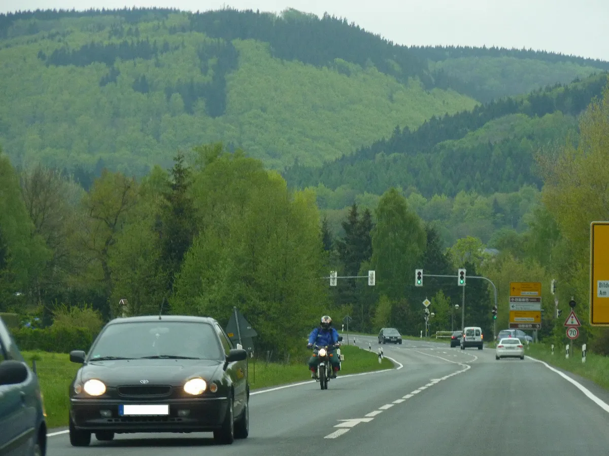 Kreuzung auf der B88 mit Zufahrt zur Ortschaft Tabarz