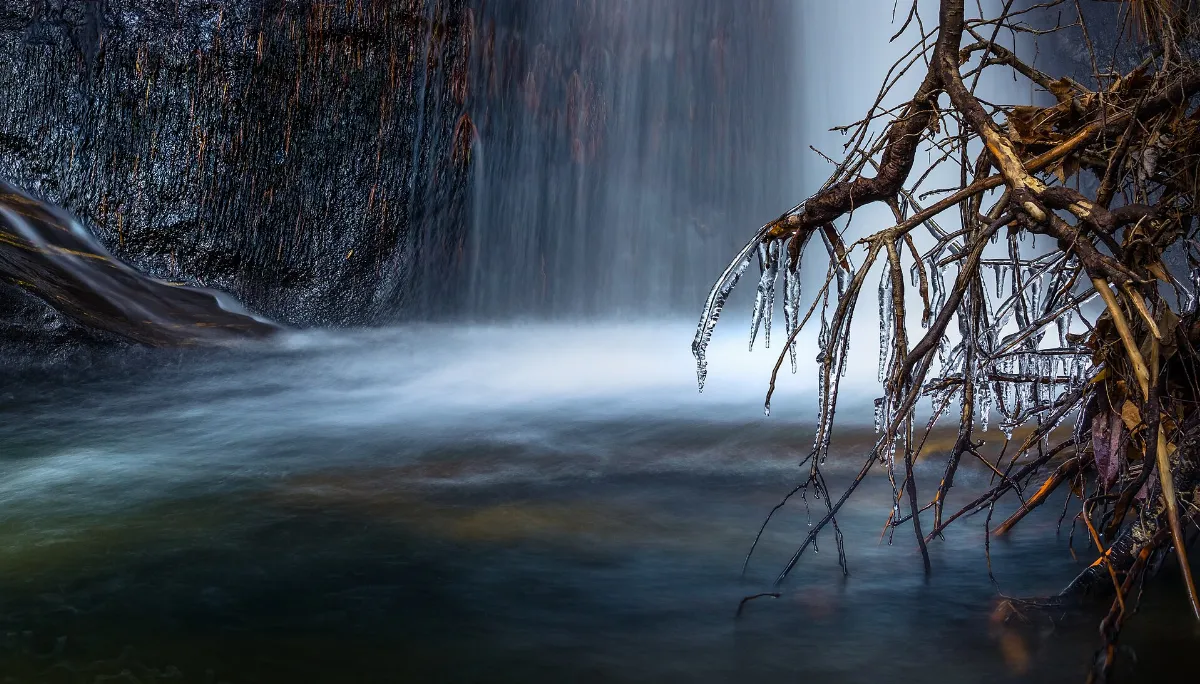 Winter Waterfall (Unsplash)