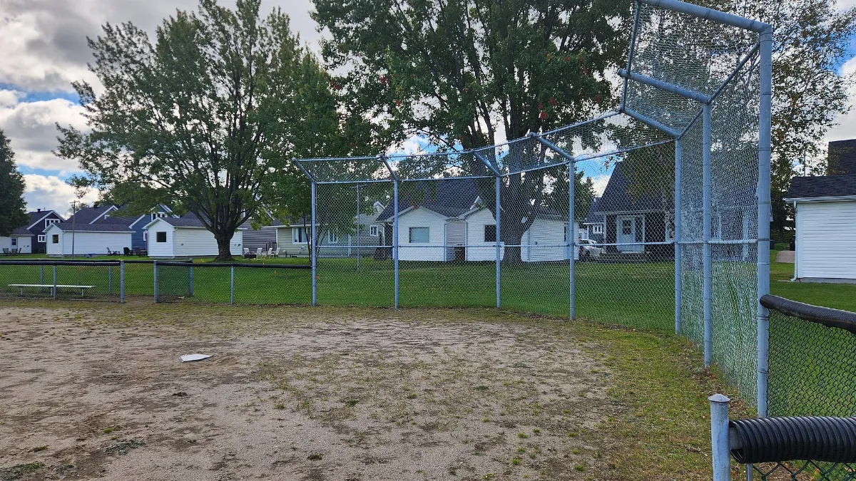 CRFM Bagotville, terrain de balle, grillage arrière devant