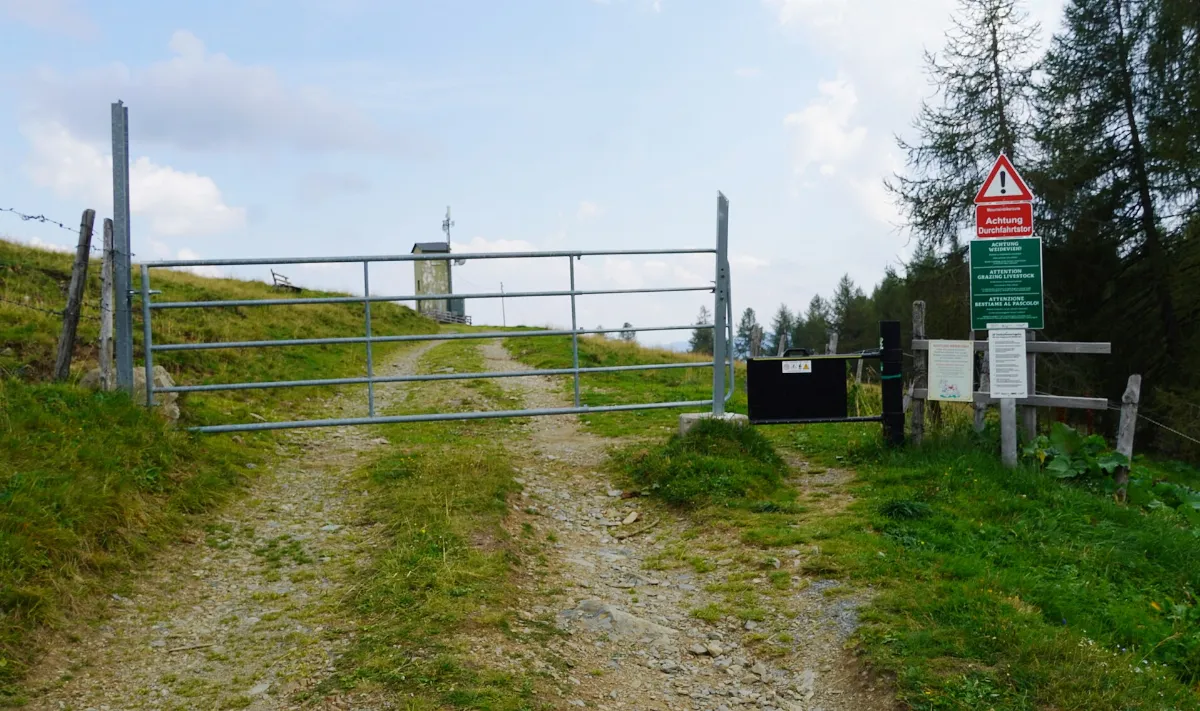 Durchfahrtstor für PKWs und rechts für Biker, Turracher Höhe, Kärnten 01