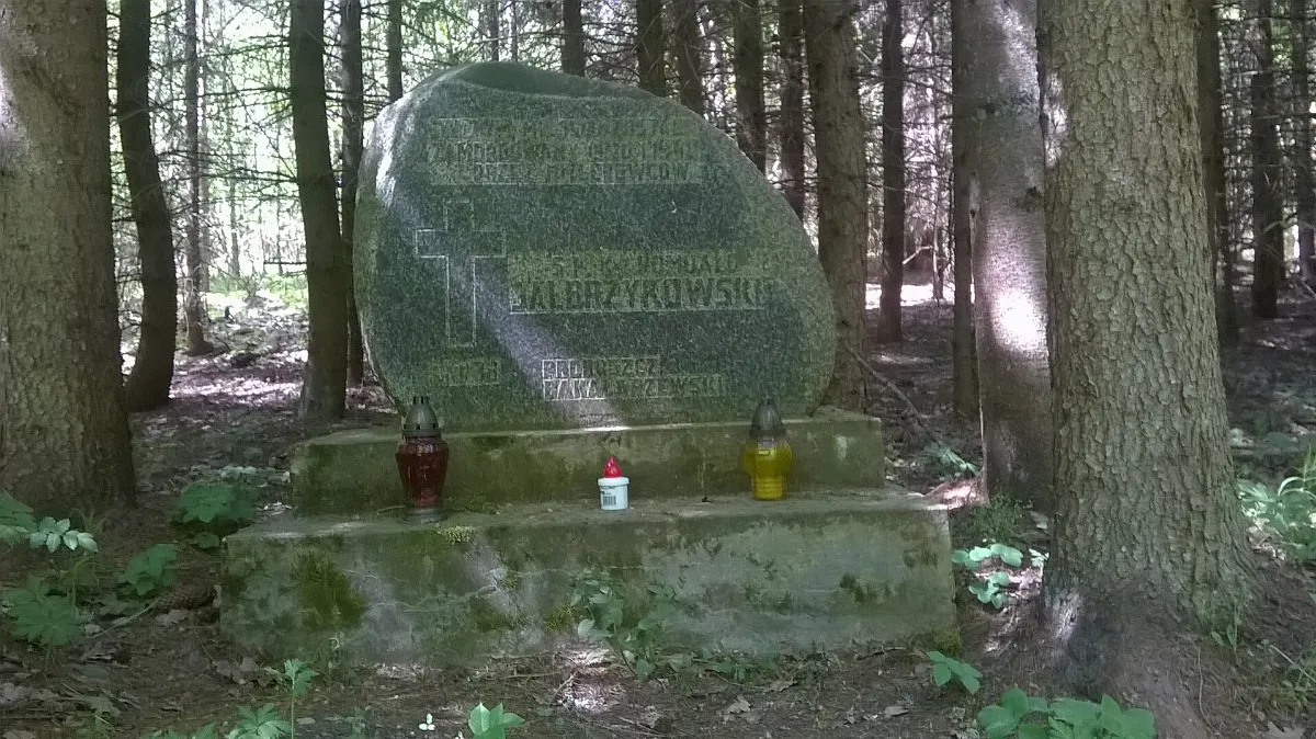 Pamiątkowy kamień na miejscu, gdzie Niemcy zamordowali ks. Antoniego Romualda Jałbrzykowskiego. Okolice wsi Leszczewek