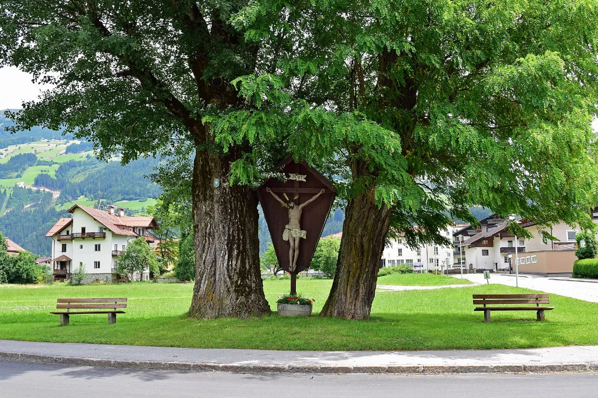 Zell am Ziller - Naturdenkmal ND 9 21 - Pappel und Robinie mit Wegkreuz und Bankerln